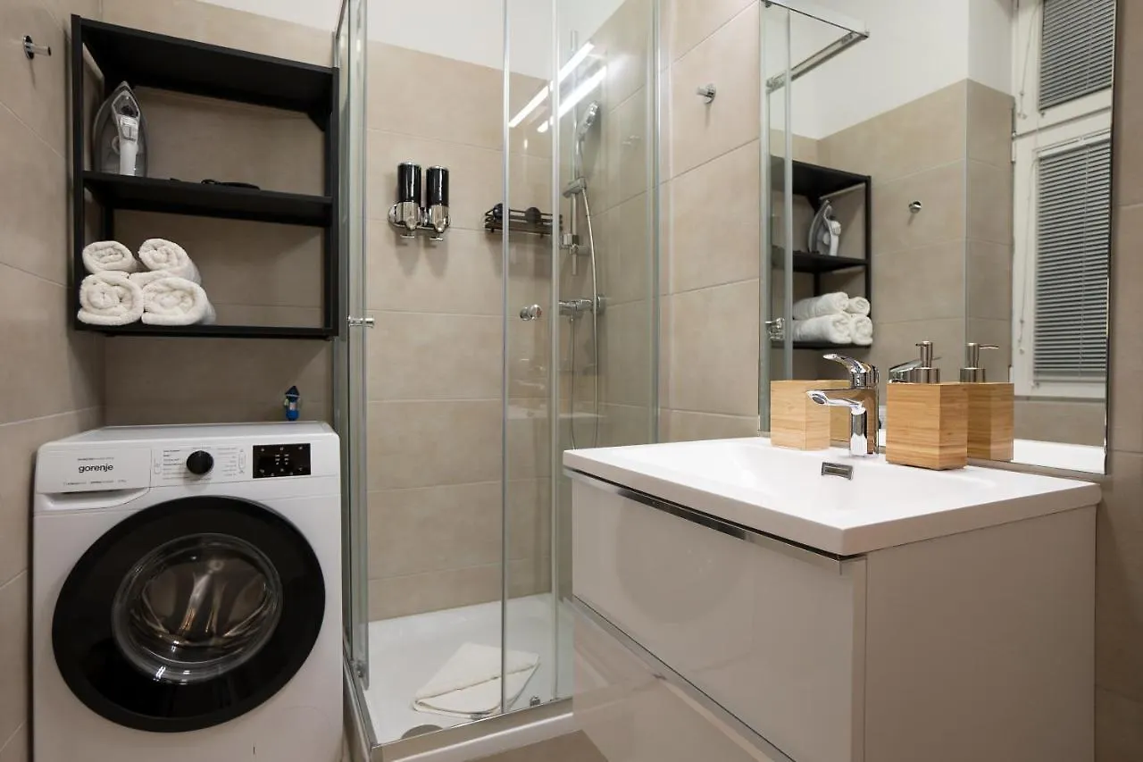 Stylish Central 1-Bedroom Apartment With A Terrace Βιέννη