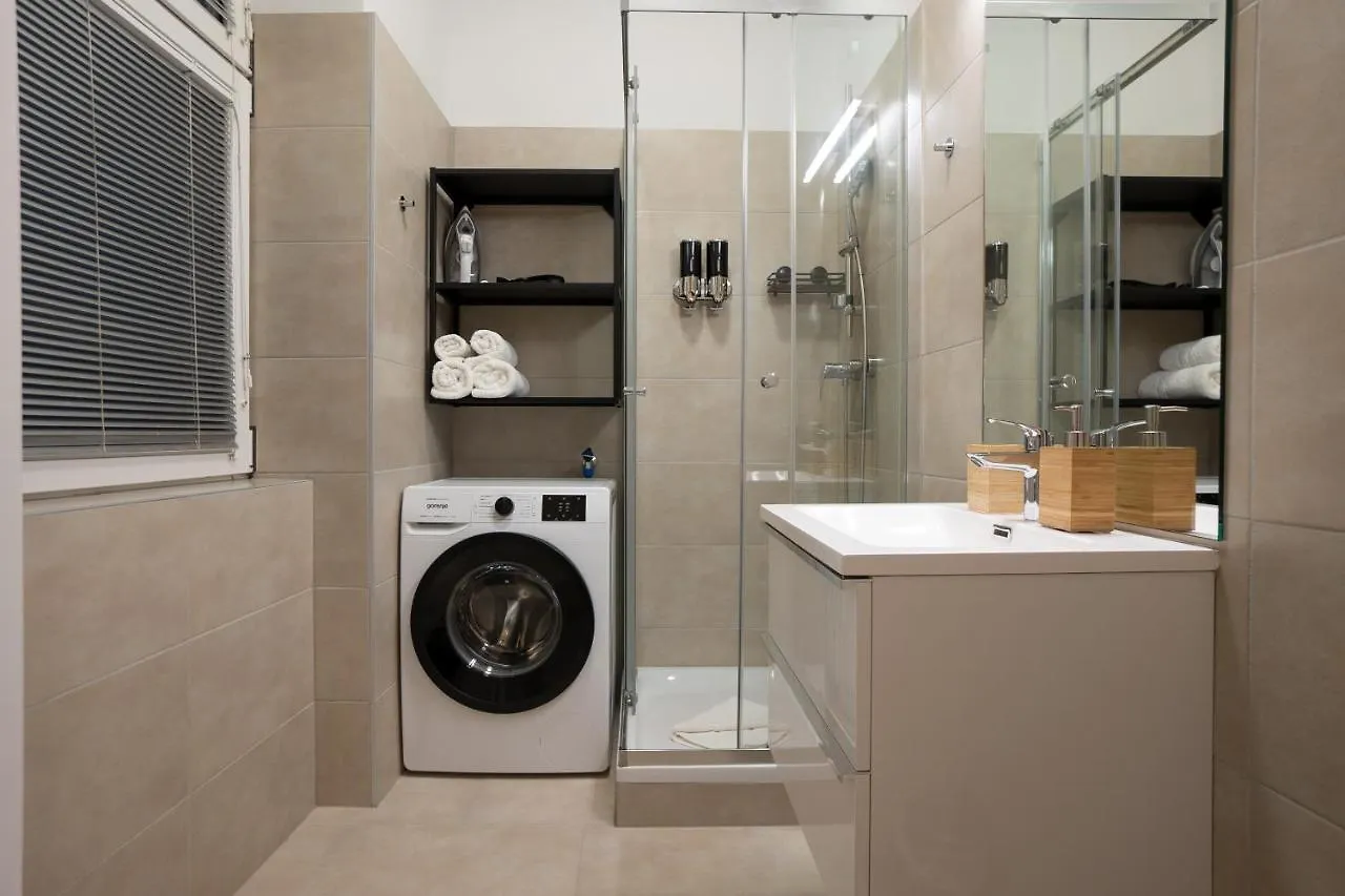 Stylish Central 1-Bedroom Apartment With A Terrace فيينا النمسا