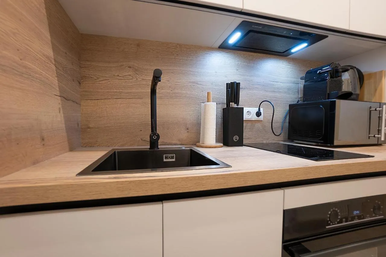 Stylish Central 1-Bedroom Apartment With A Terrace Viyana