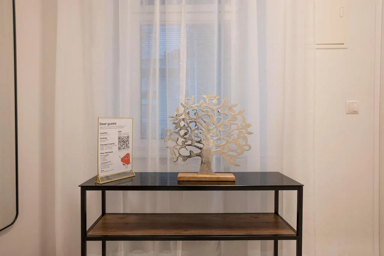 Stylish Central 1-Bedroom Apartment With A Terrace Viyana 0*,  Avusturya