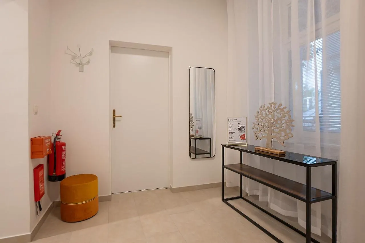 Stylish Central 1-Bedroom Apartment With A Terrace Viyana